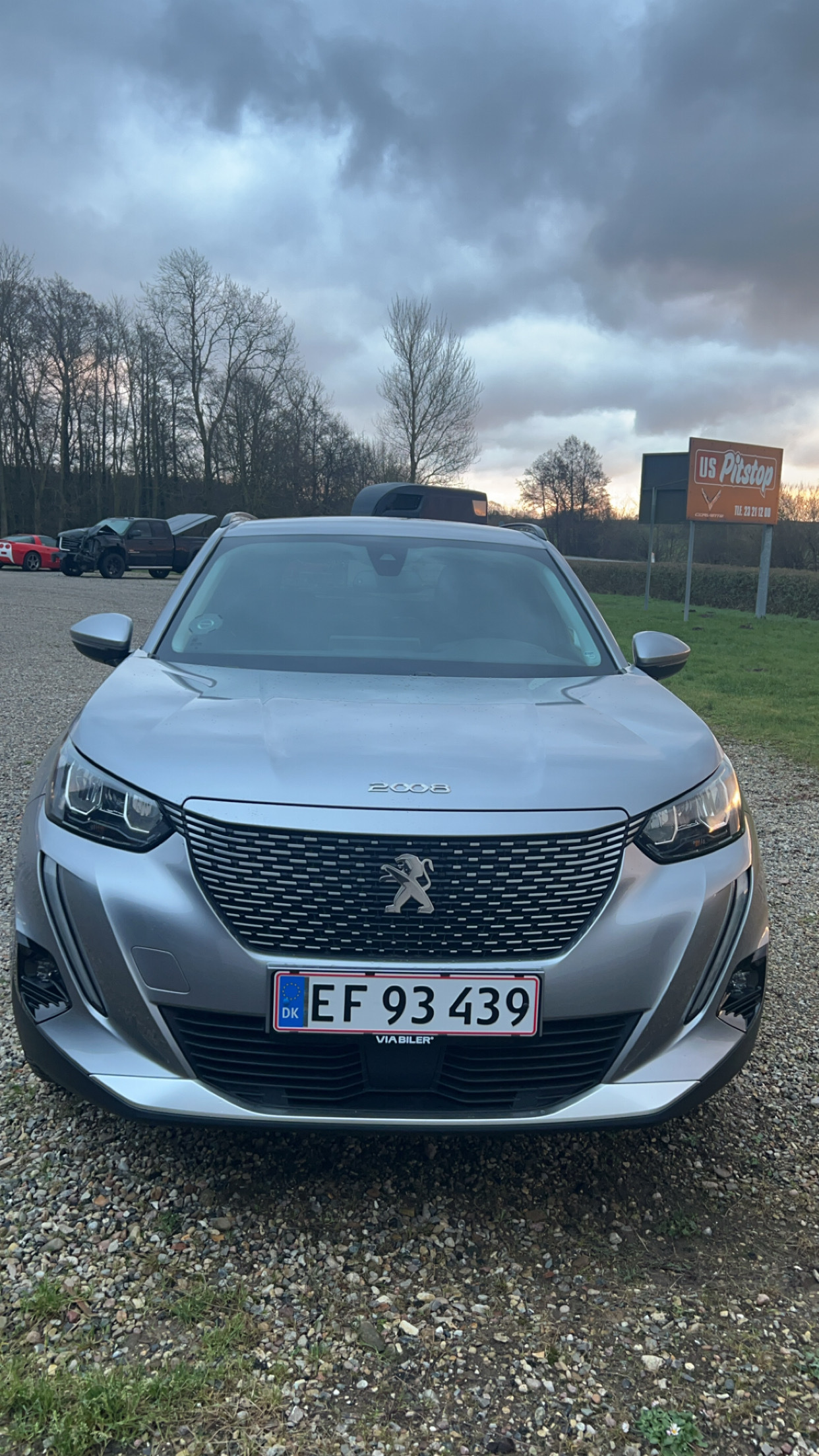 Grå Peugeot e-2008 fra 2022