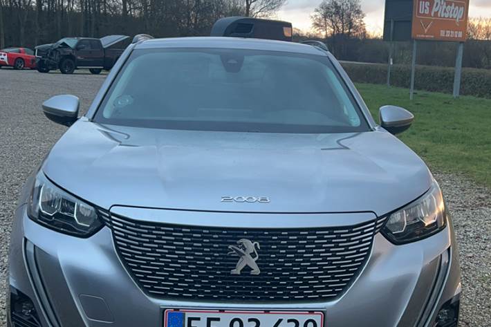 Grå Peugeot e-2008 fra 2022