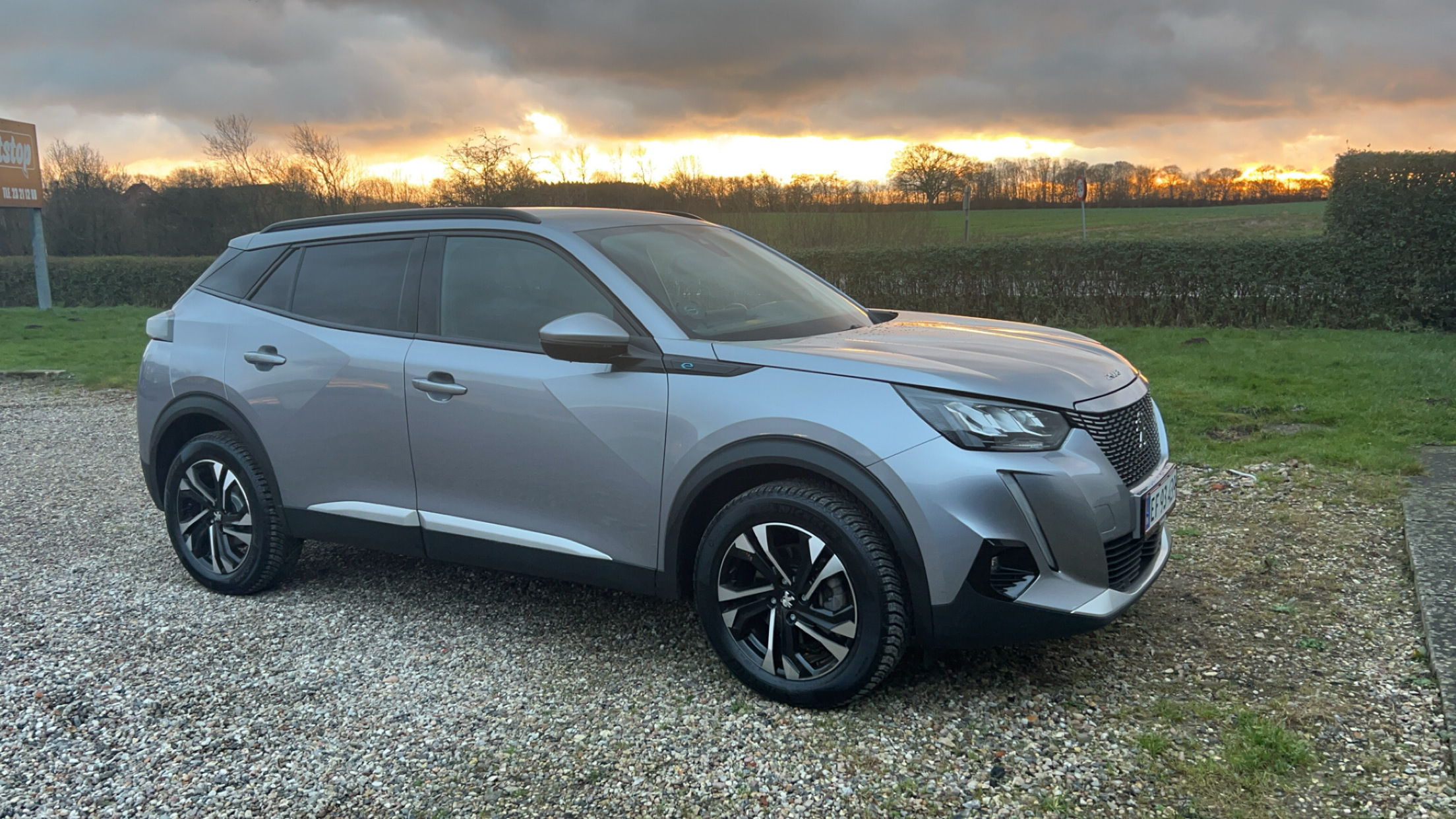 Grå Peugeot e-2008 fra 2022