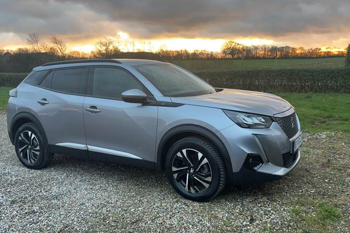 Grå Peugeot e-2008 fra 2022