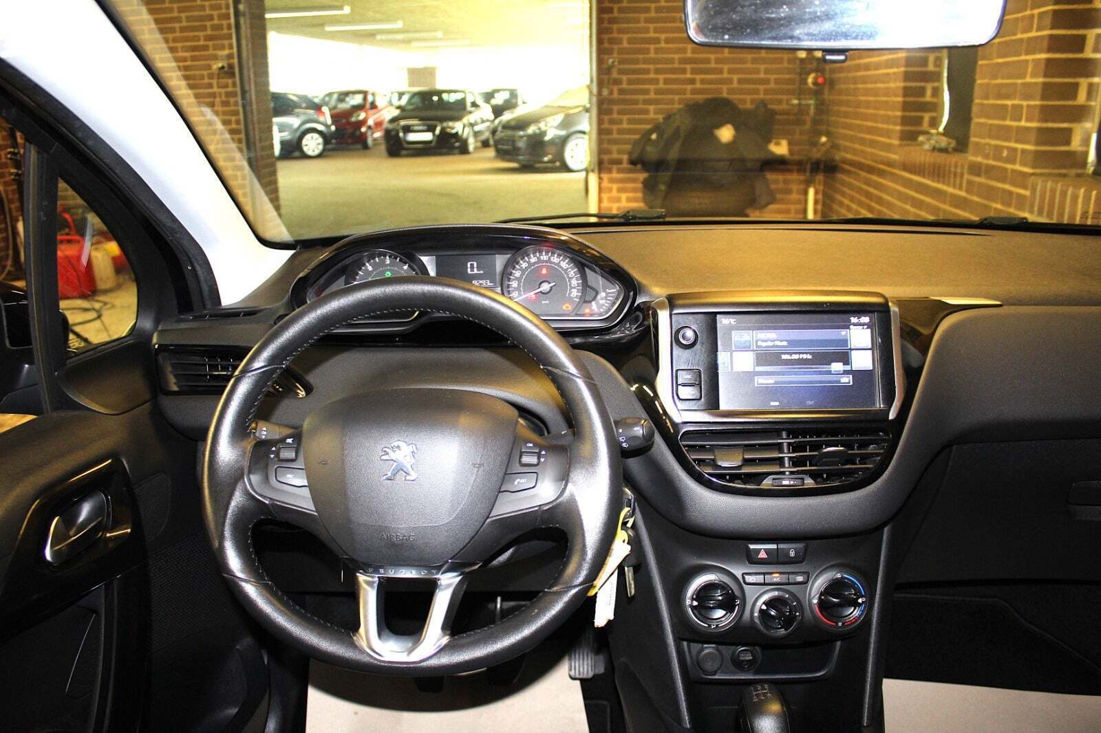 Blå Peugeot 208 fra 2016