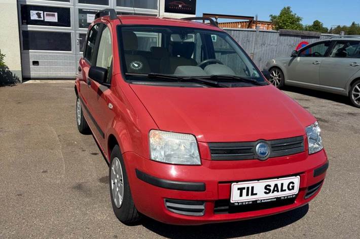 Rød Fiat Panda fra 2005 set udefra