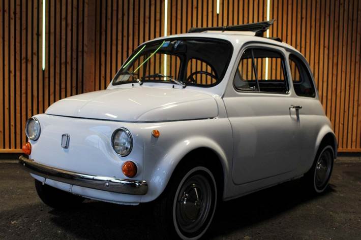 Hvid Fiat 500 fra 1969 set udefra