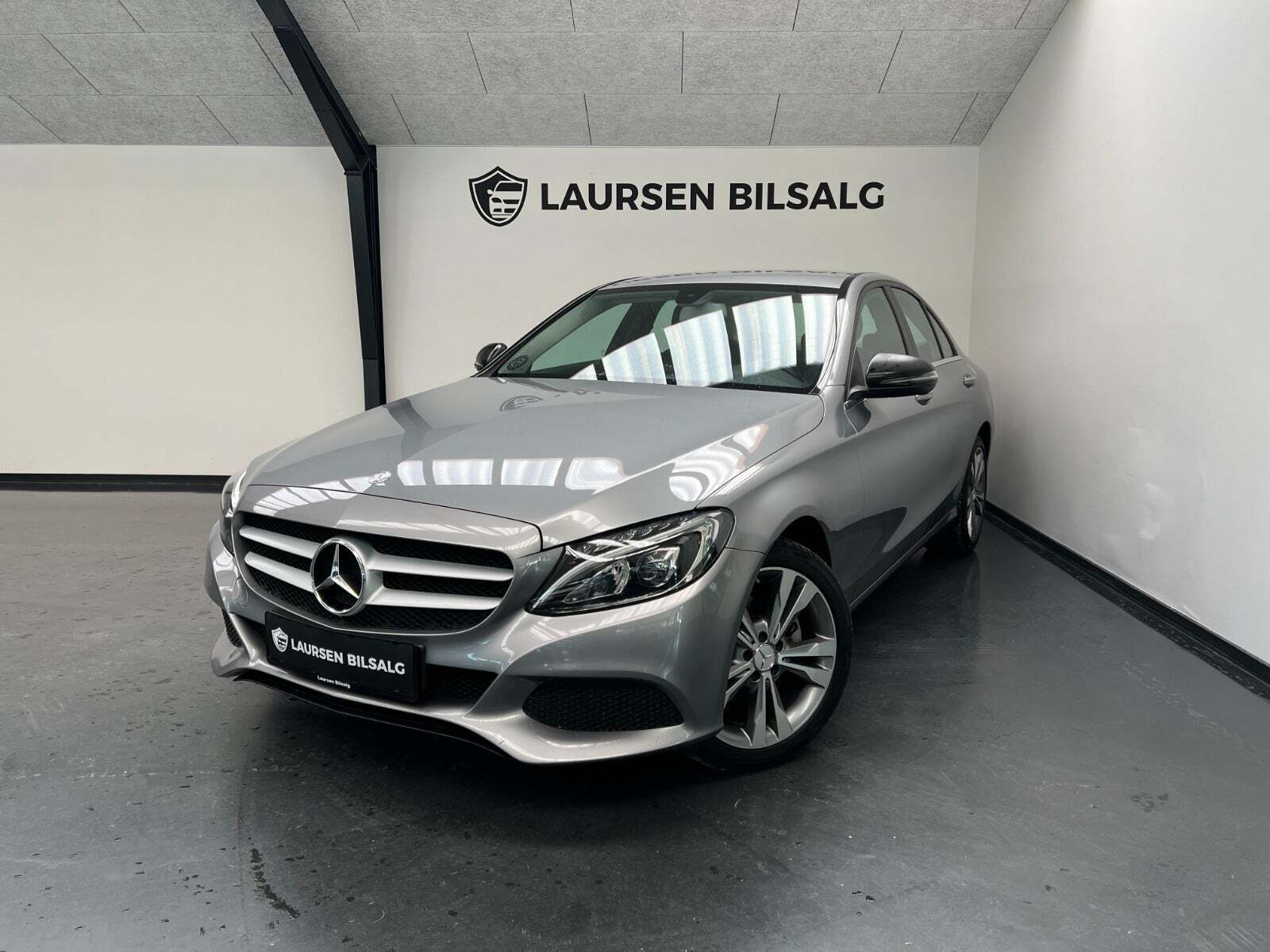 Sølv Mercedes C200 fra 2016 set udefra