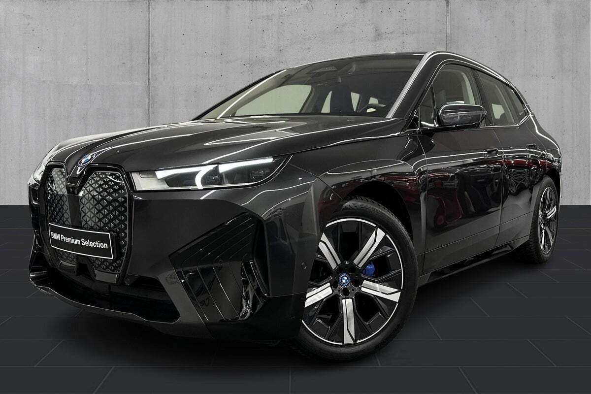 Grå BMW iX fra 2023 set udefra