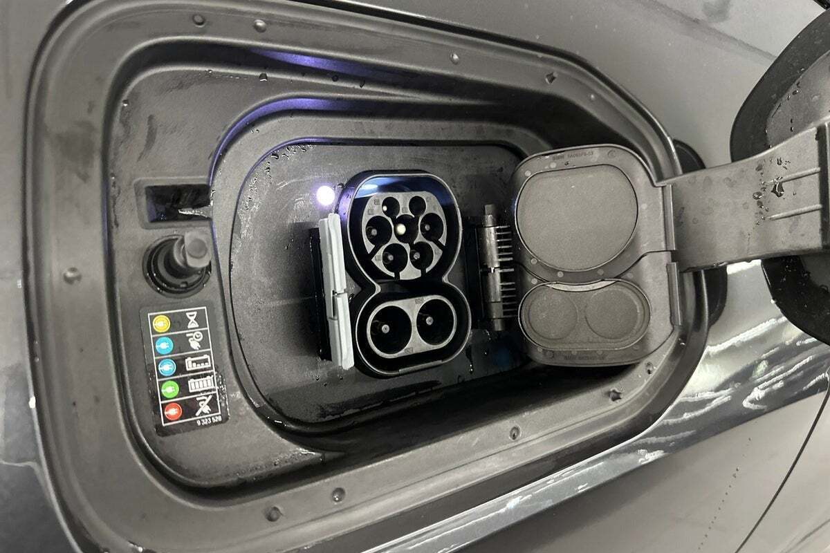 Grå BMW iX fra 2023