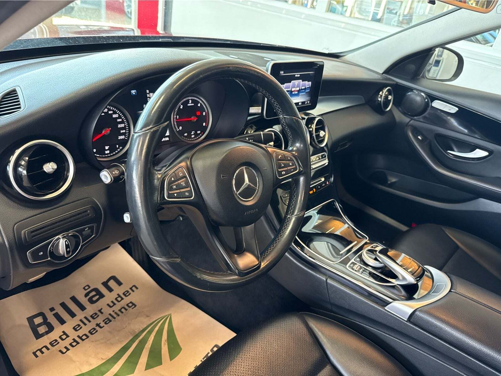 Rød Mercedes C220 d fra 2015