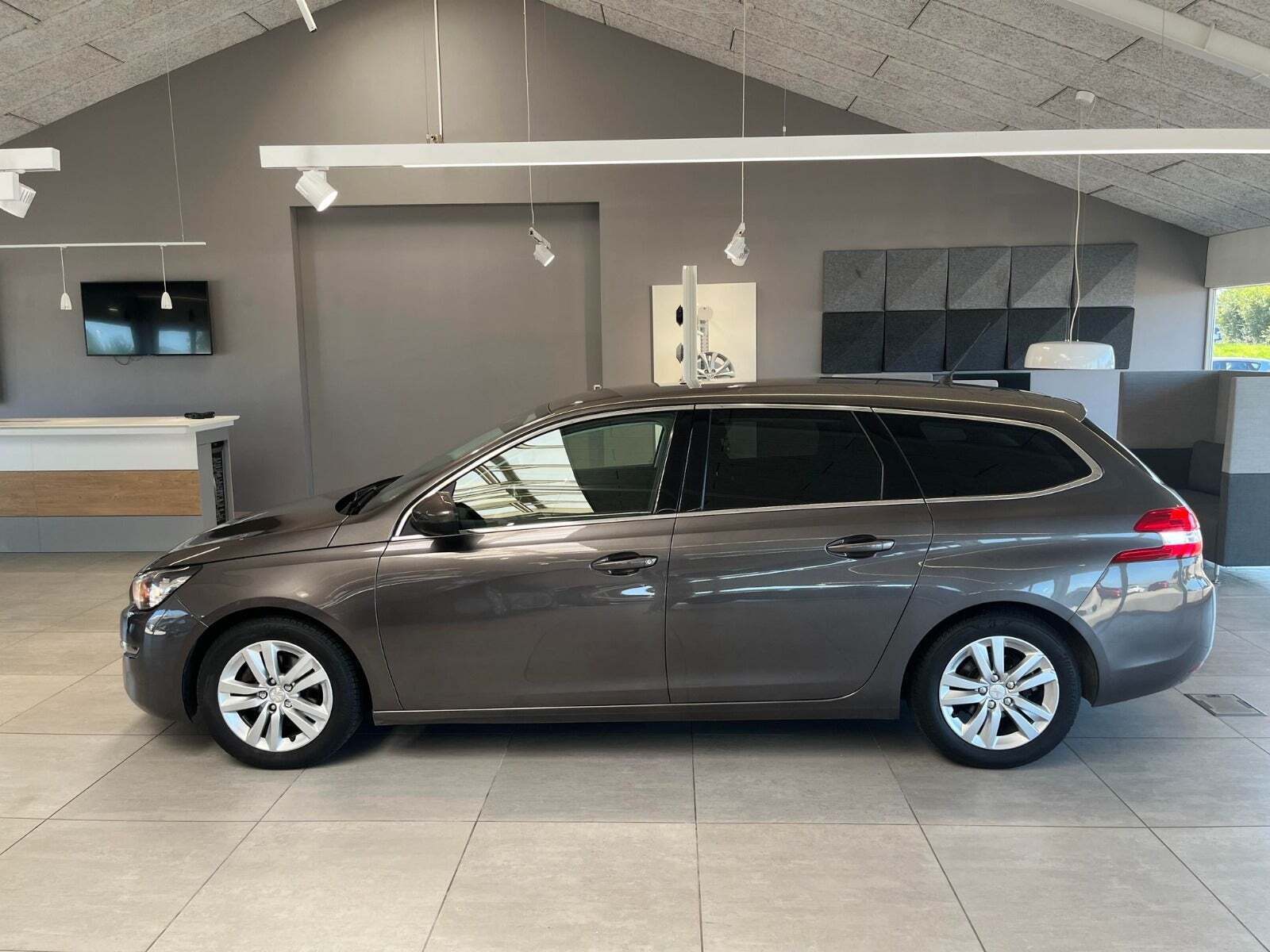 Grå Peugeot 308 fra 2015