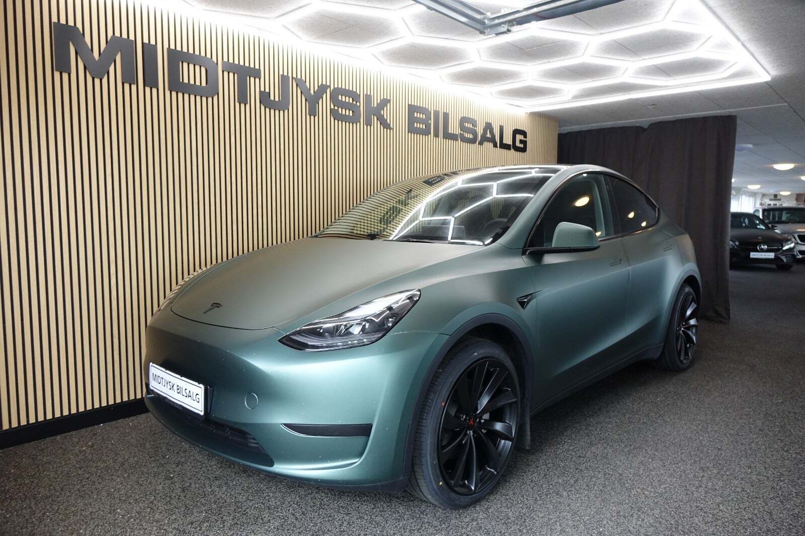 Hvid Tesla Model Y fra 2023 set udefra