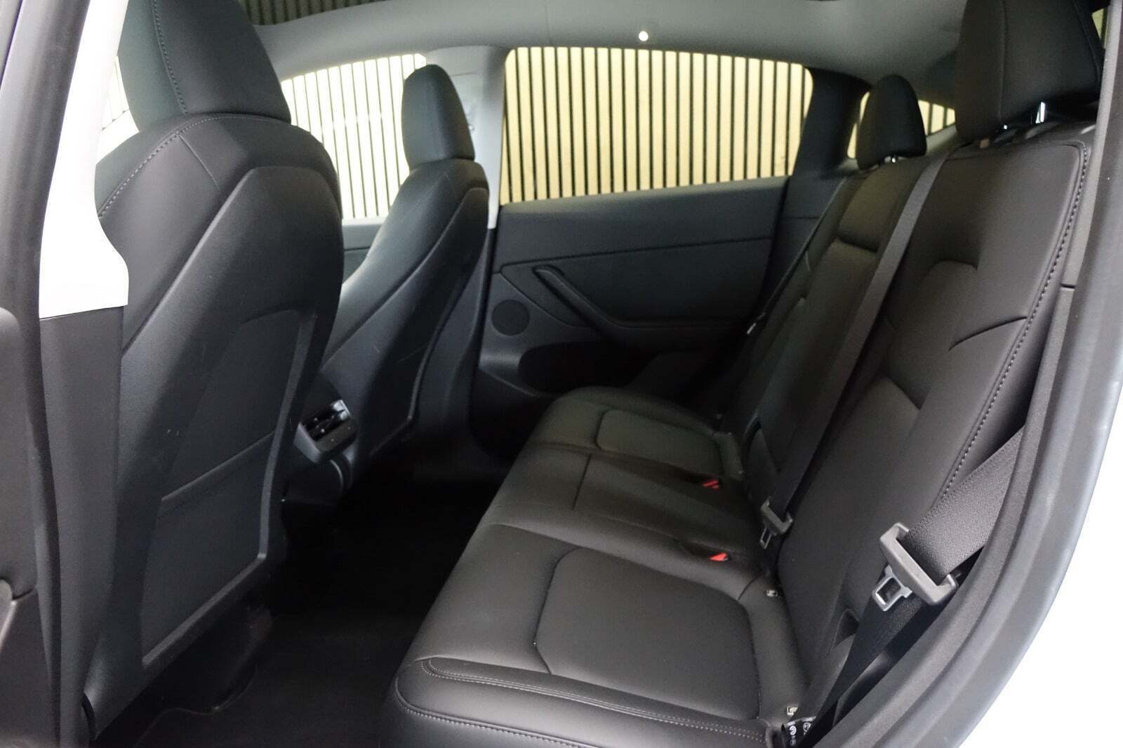 Hvid Tesla Model Y fra 2023