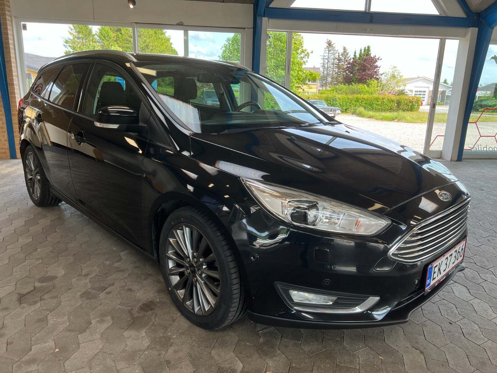 Sort Ford Focus fra 2015 set udefra