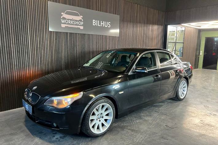 Sort BMW 525i fra 2005 set udefra