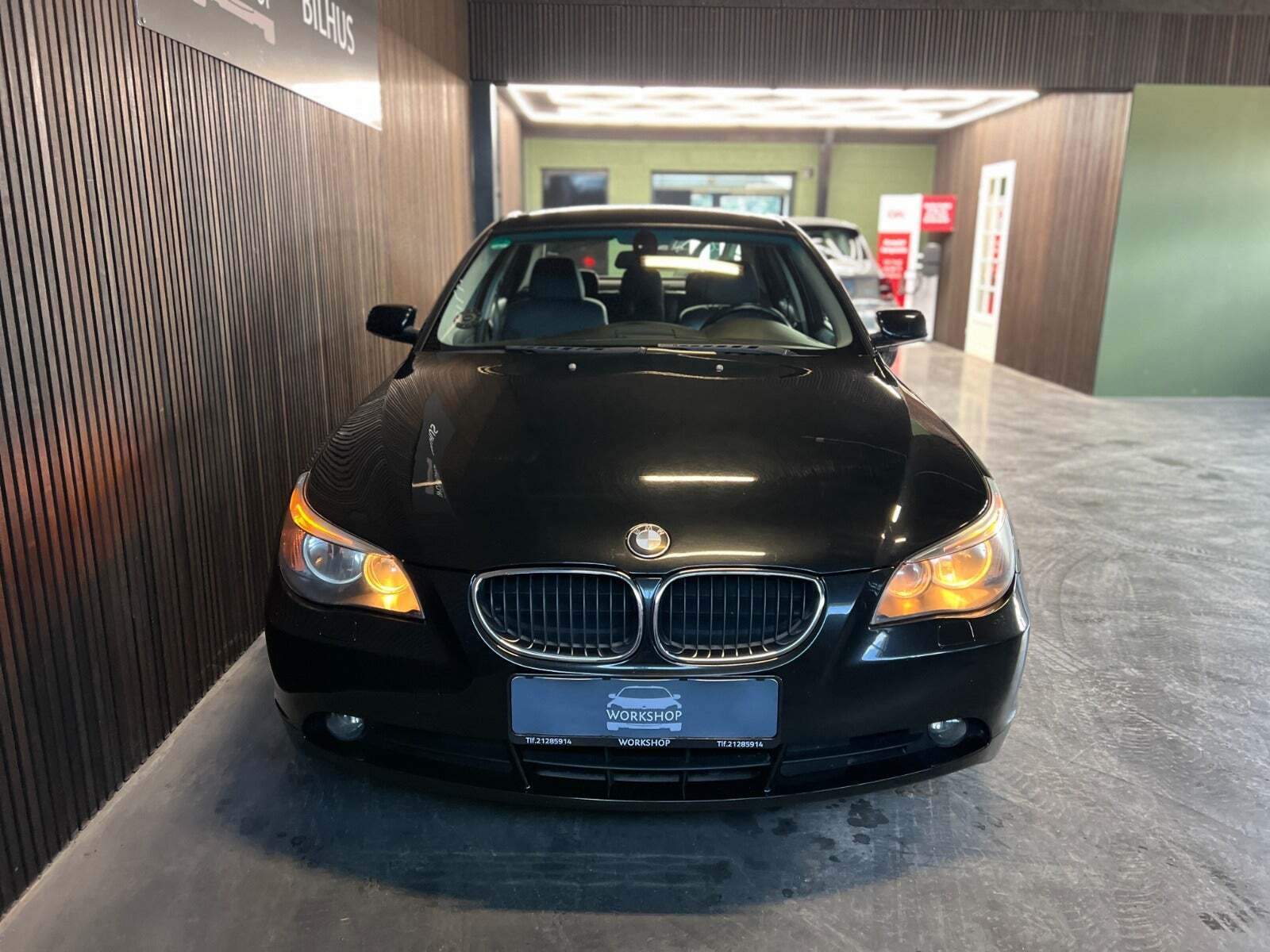 Sort BMW 525i fra 2005 set udefra