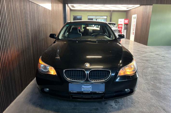 Sort BMW 525i fra 2005 set udefra