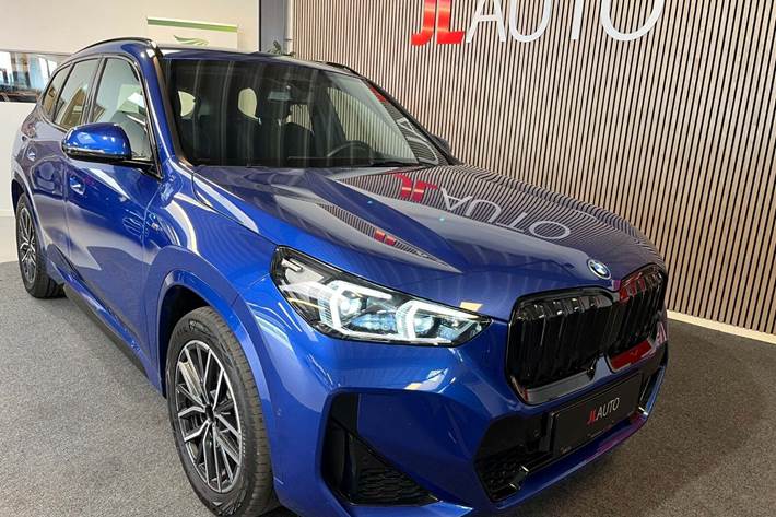 Blå BMW iX1 fra 2023 set udefra