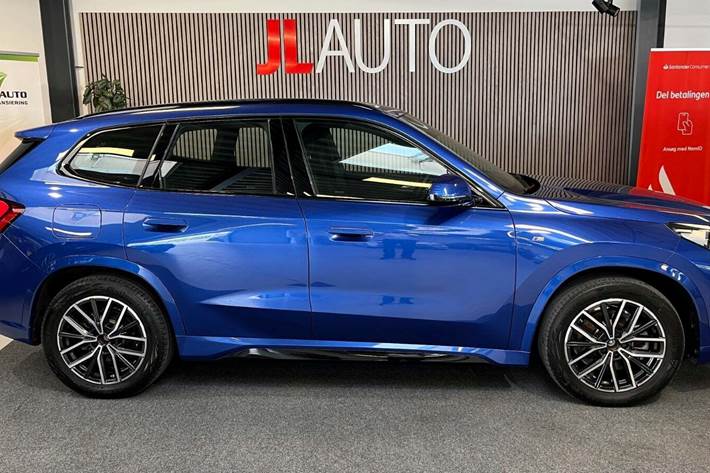 Blå BMW iX1 fra 2023