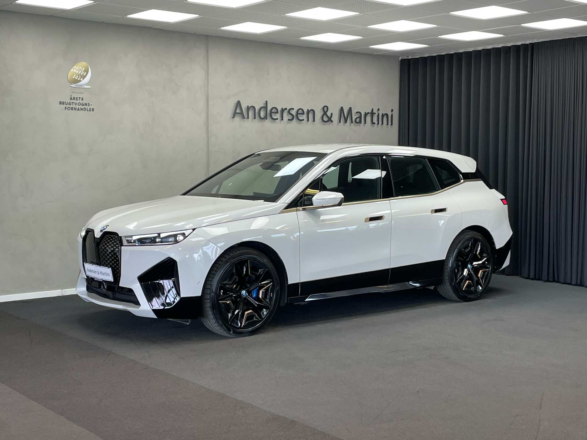 Hvid BMW iX fra 2022 set udefra