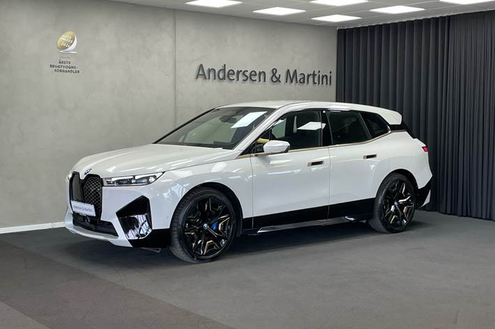 Hvid BMW iX fra 2022 set udefra