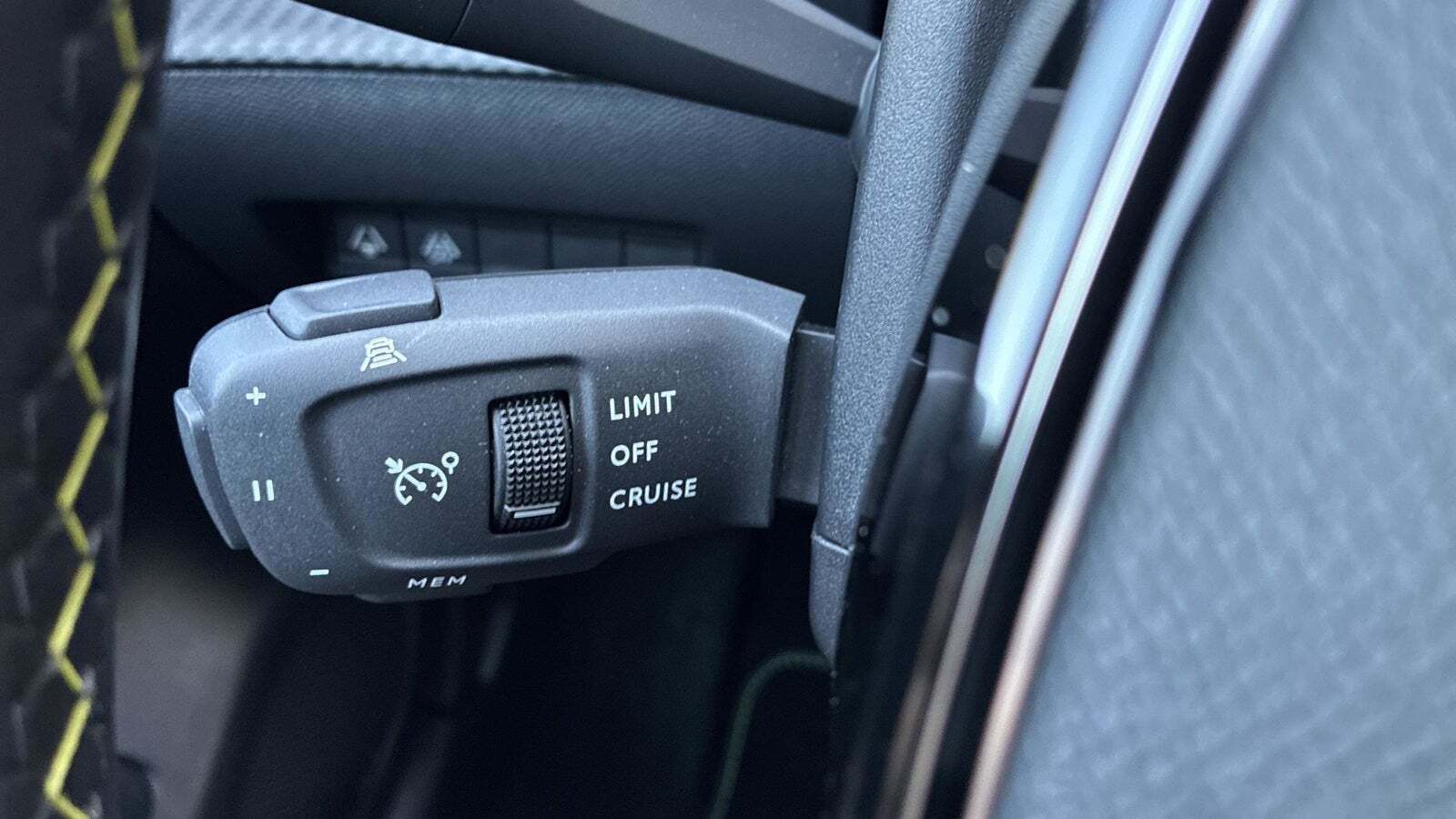 Gul Peugeot e-208 fra 2022