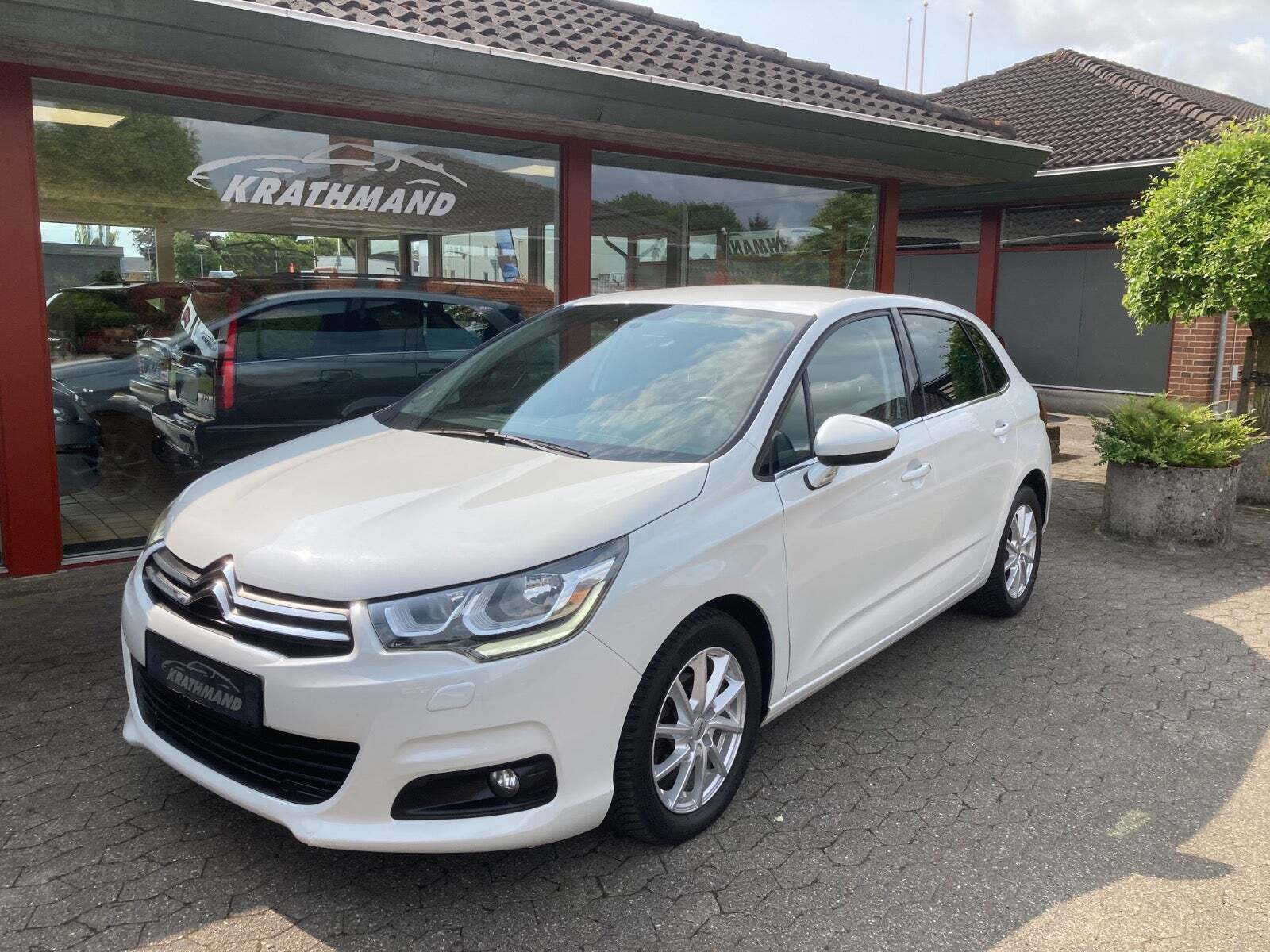 Hvid Citroën C4 fra 2017 set udefra