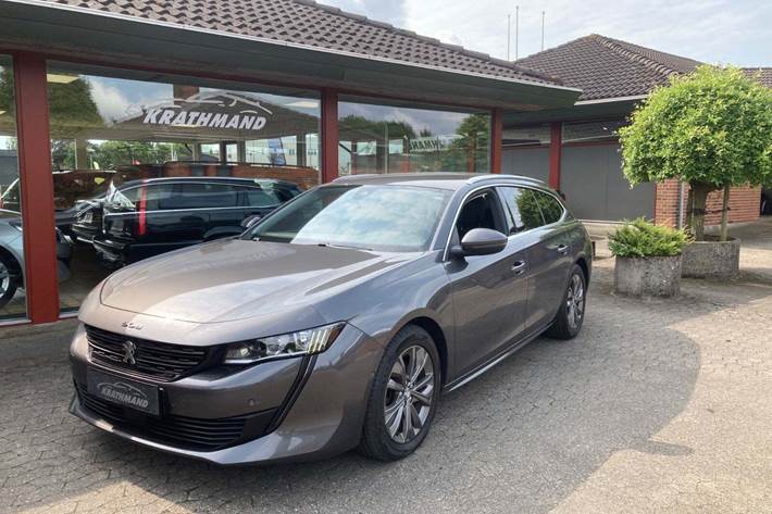 Grå Peugeot 508 fra 2020 set udefra