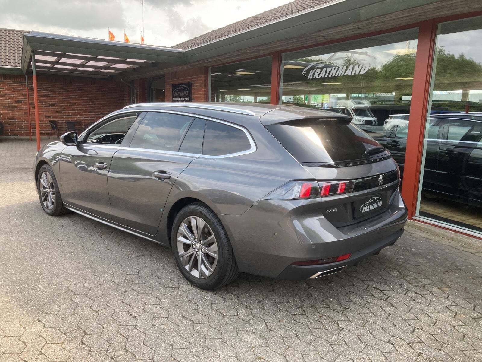 Grå Peugeot 508 fra 2020