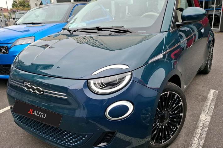 Blå Fiat 500e fra 2020 set udefra