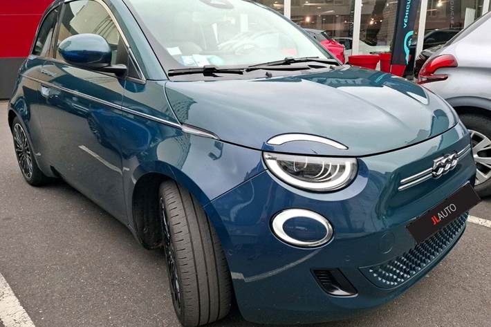 Blå Fiat 500e fra 2020