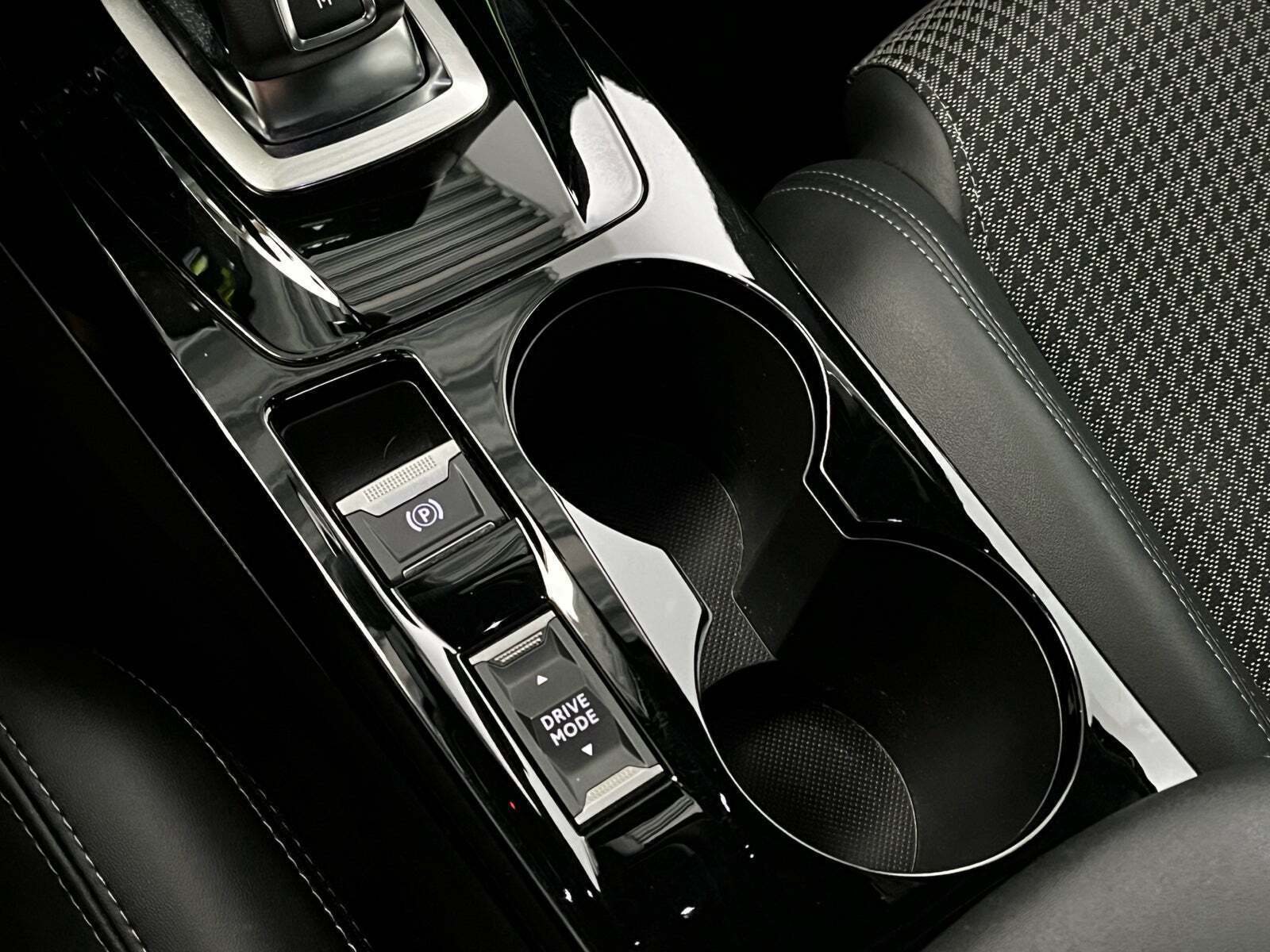 Sort Peugeot 2008 fra 2020