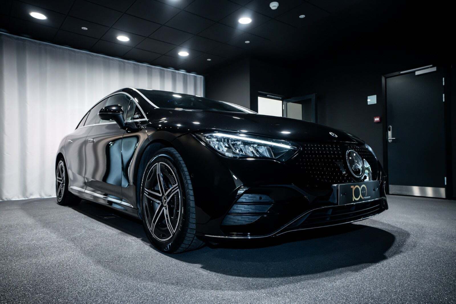 Sort Mercedes EQE350 fra 2024 set udefra