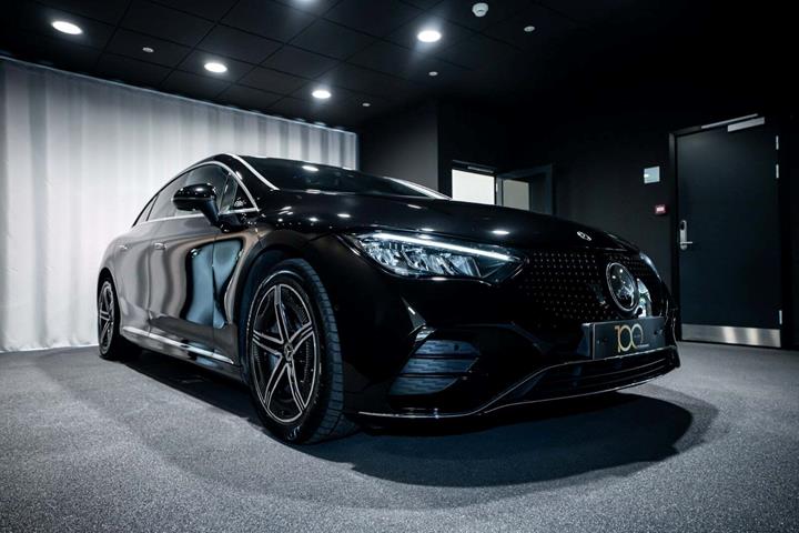 Sort Mercedes EQE350 fra 2024 set udefra