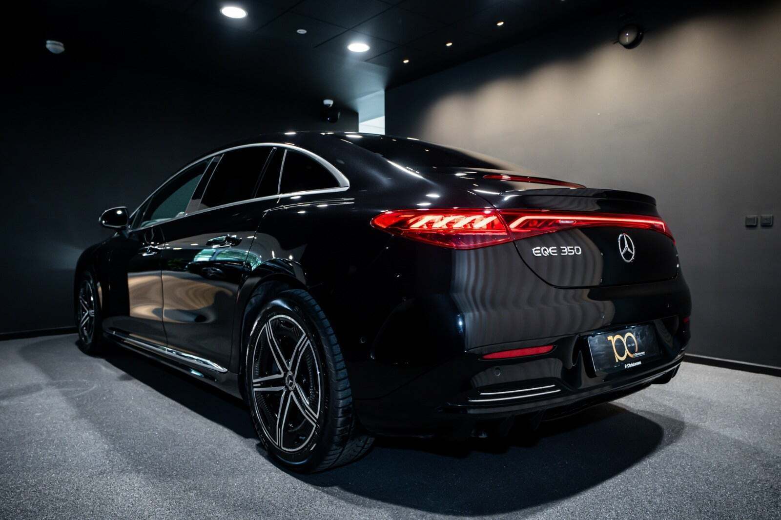 Sort Mercedes EQE350 fra 2024