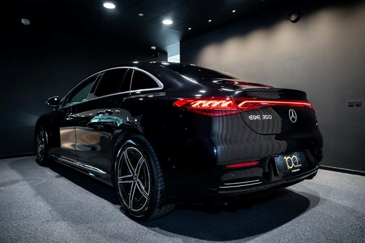 Sort Mercedes EQE350 fra 2024