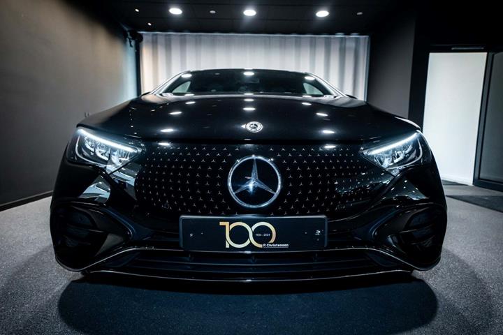 Sort Mercedes EQE350 fra 2024 set udefra