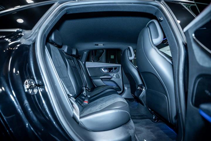 Sort Mercedes EQE350 fra 2024