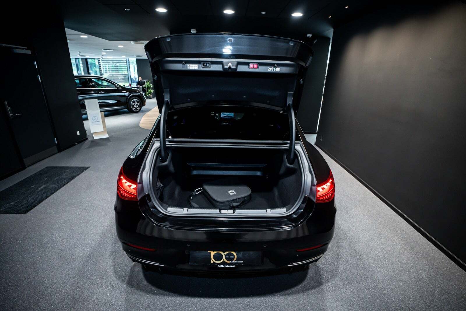 Sort Mercedes EQE350 fra 2024