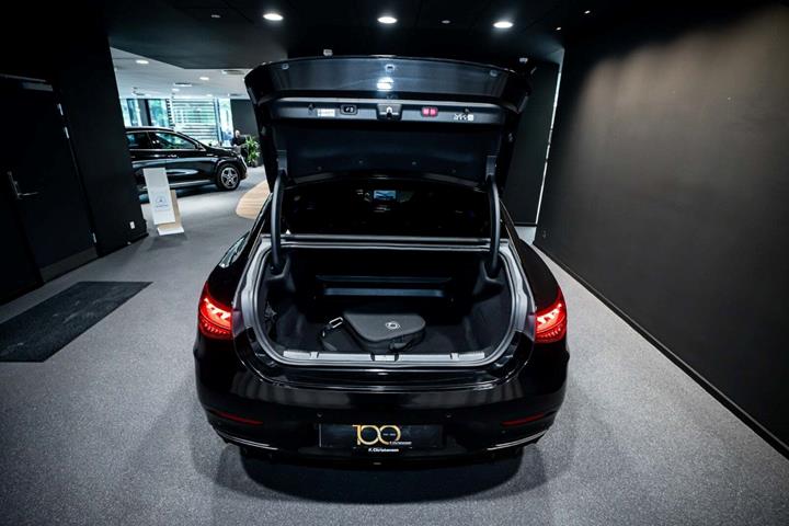 Sort Mercedes EQE350 fra 2024