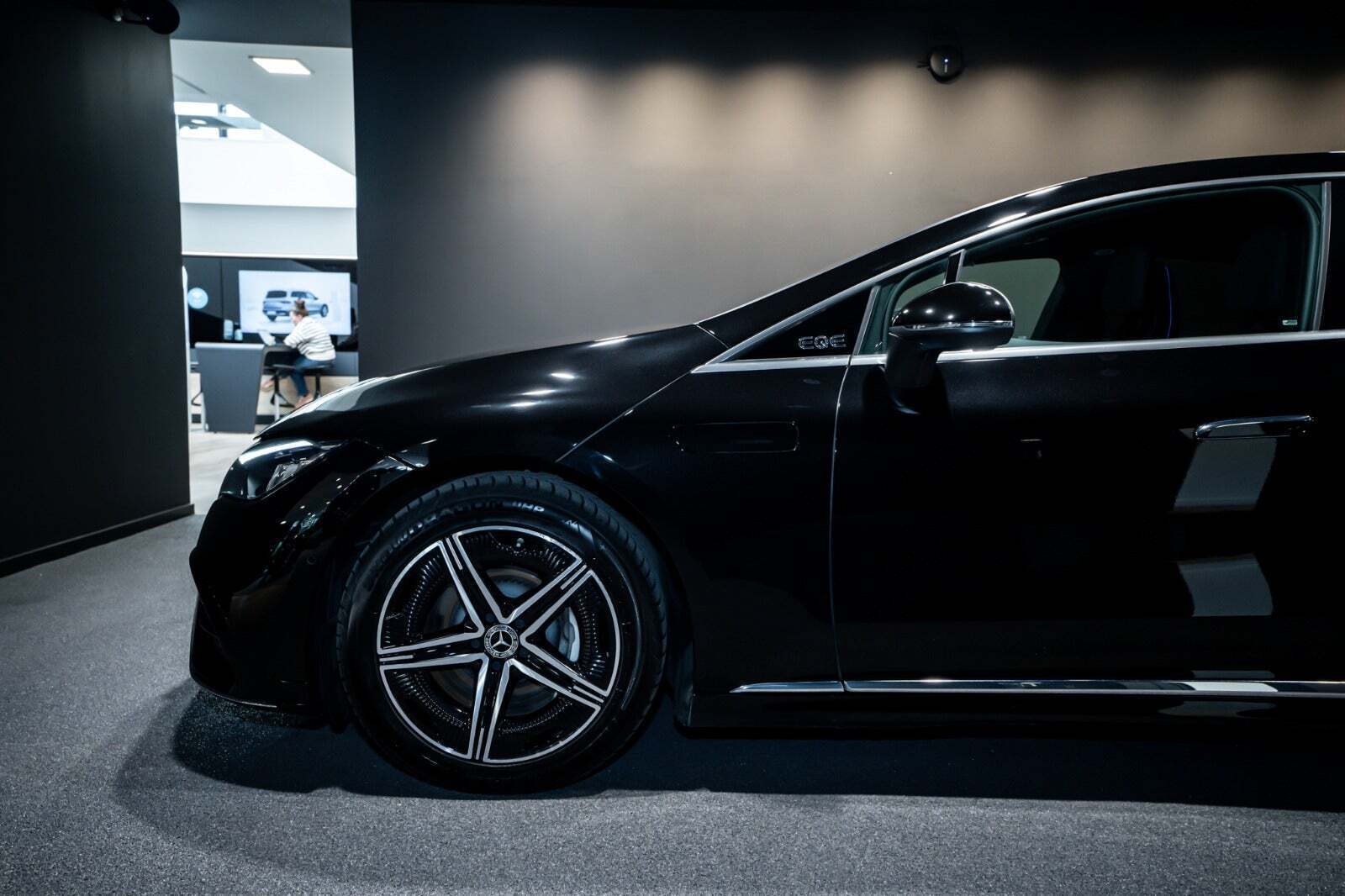 Sort Mercedes EQE350 fra 2024