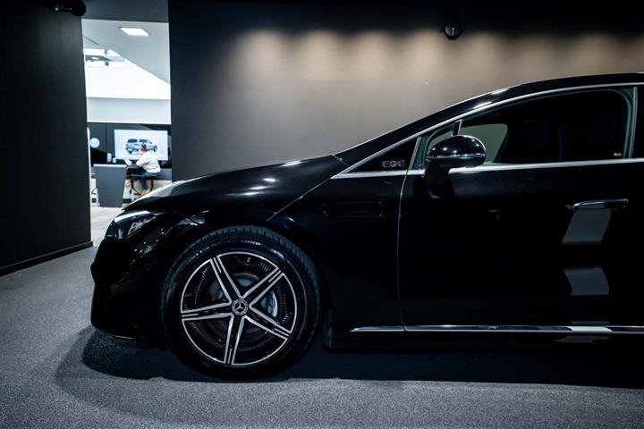Sort Mercedes EQE350 fra 2024