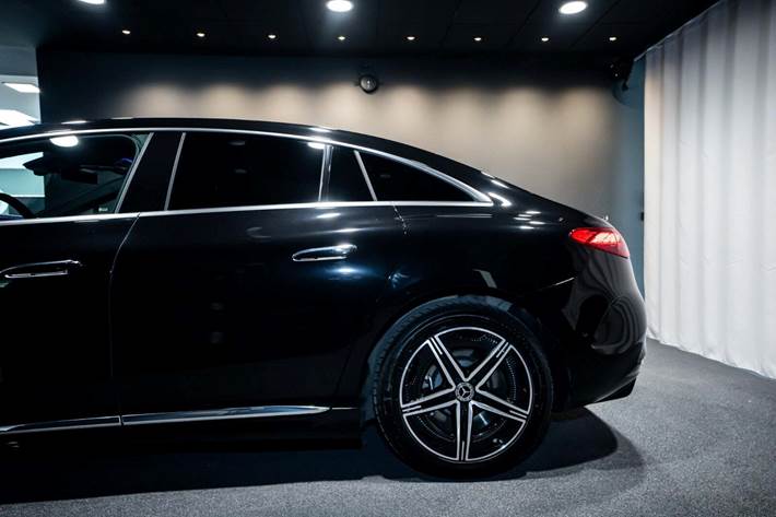 Sort Mercedes EQE350 fra 2024