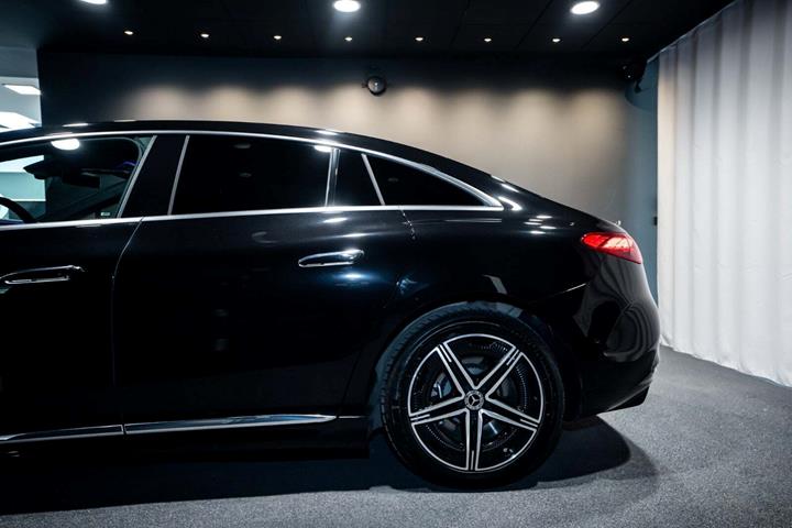 Sort Mercedes EQE350 fra 2024