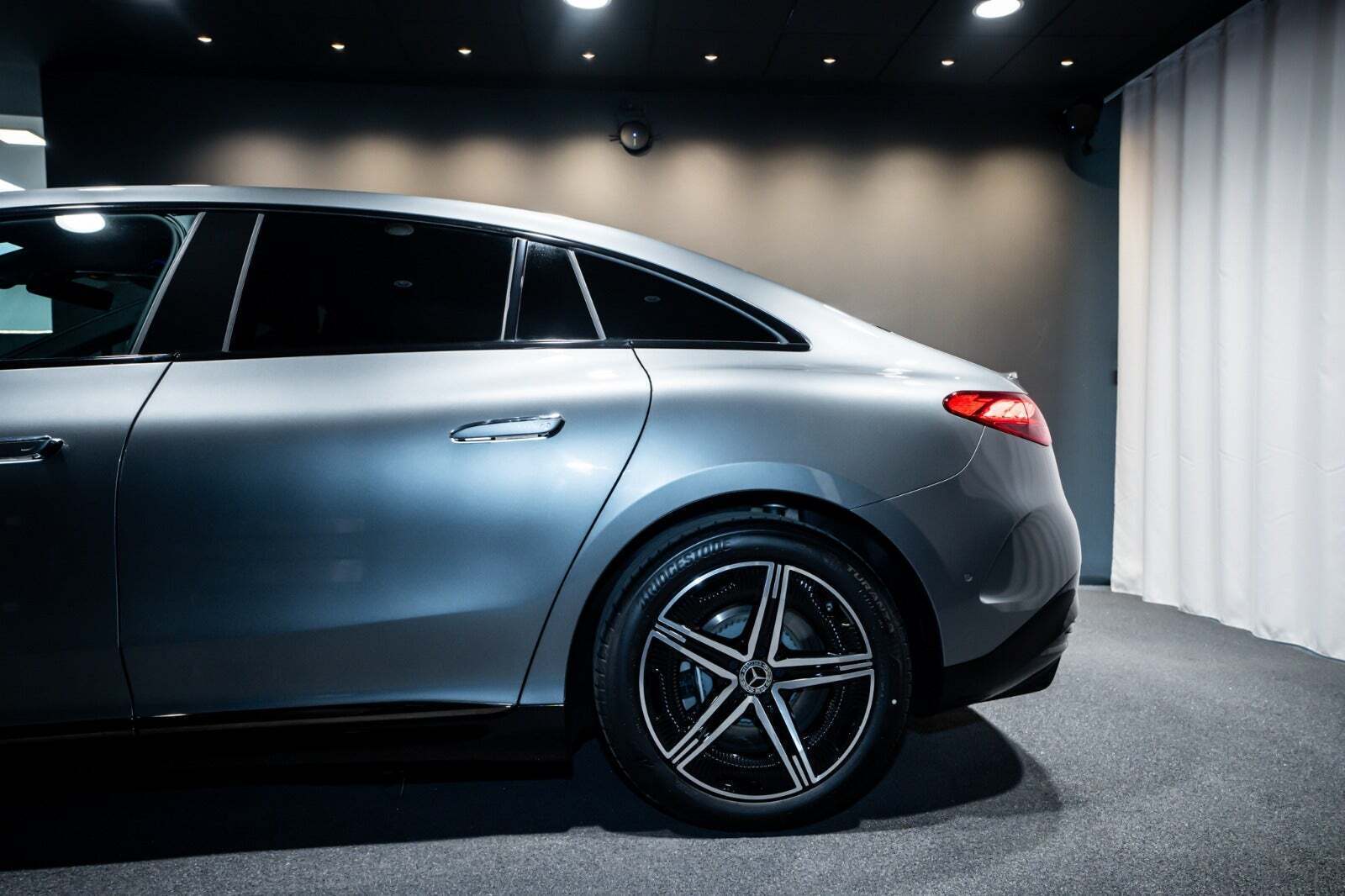 Grå Mercedes EQE300 fra 2023
