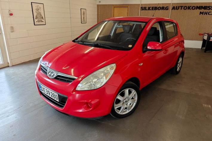 Gul Hyundai i20 fra 2010 set udefra