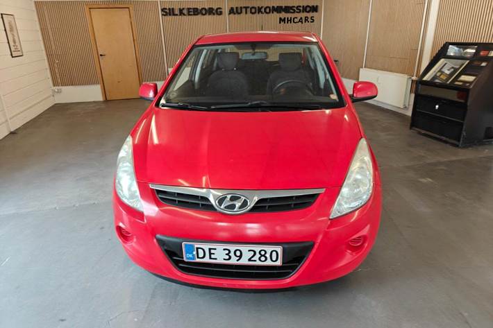 Gul Hyundai i20 fra 2010