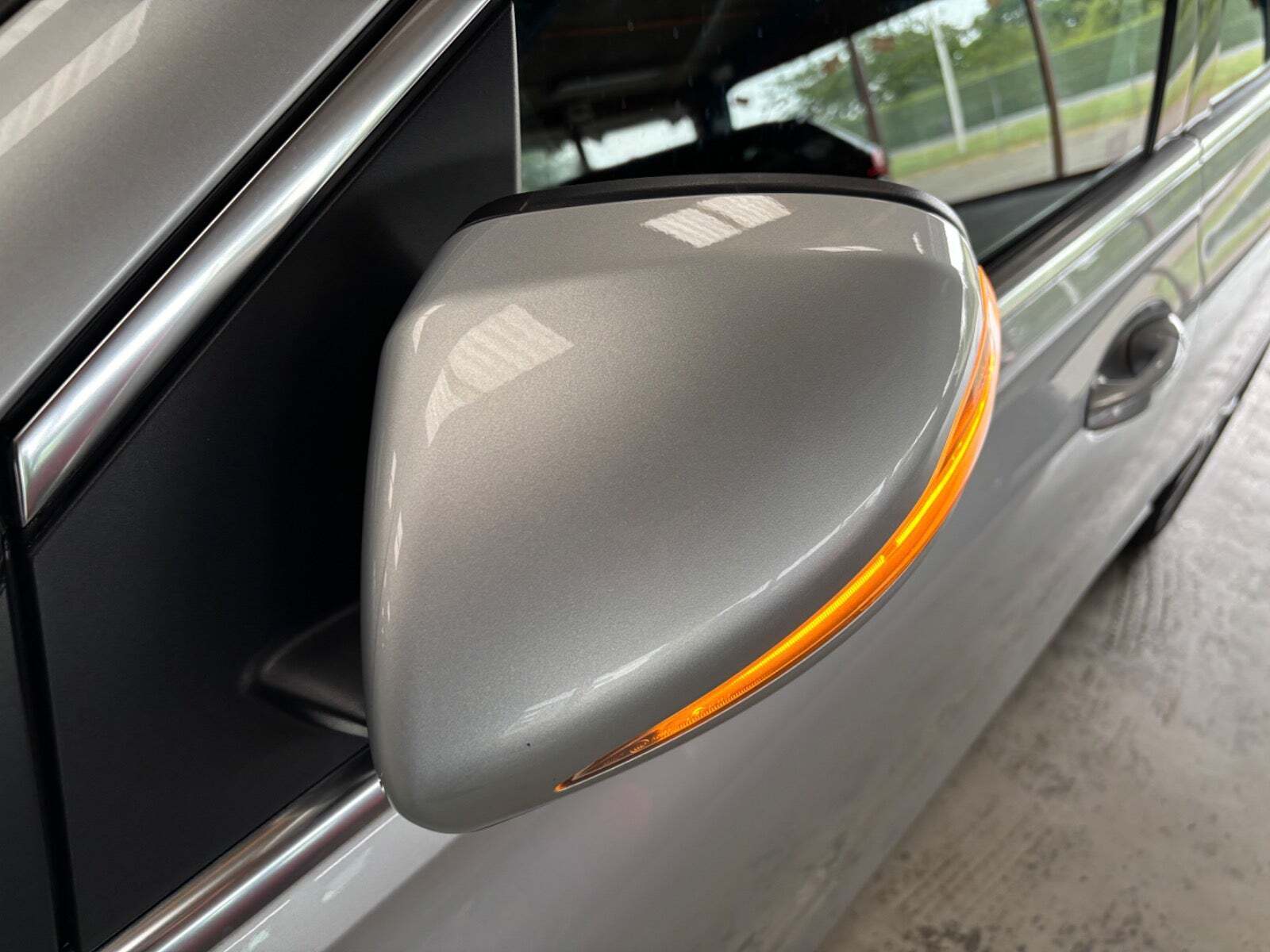 Sølv Mercedes B200 d fra 2019 set udefra