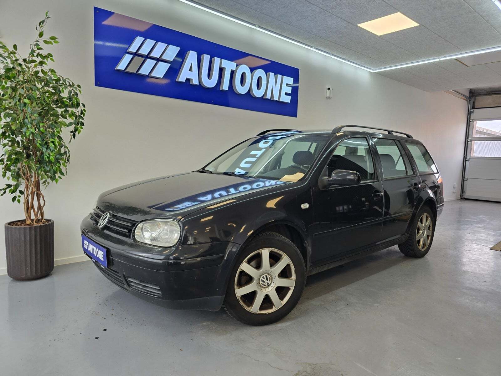 Sort VW Golf IV fra 2003 set udefra