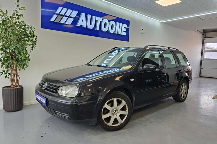 Sort VW Golf IV fra 2003 set udefra