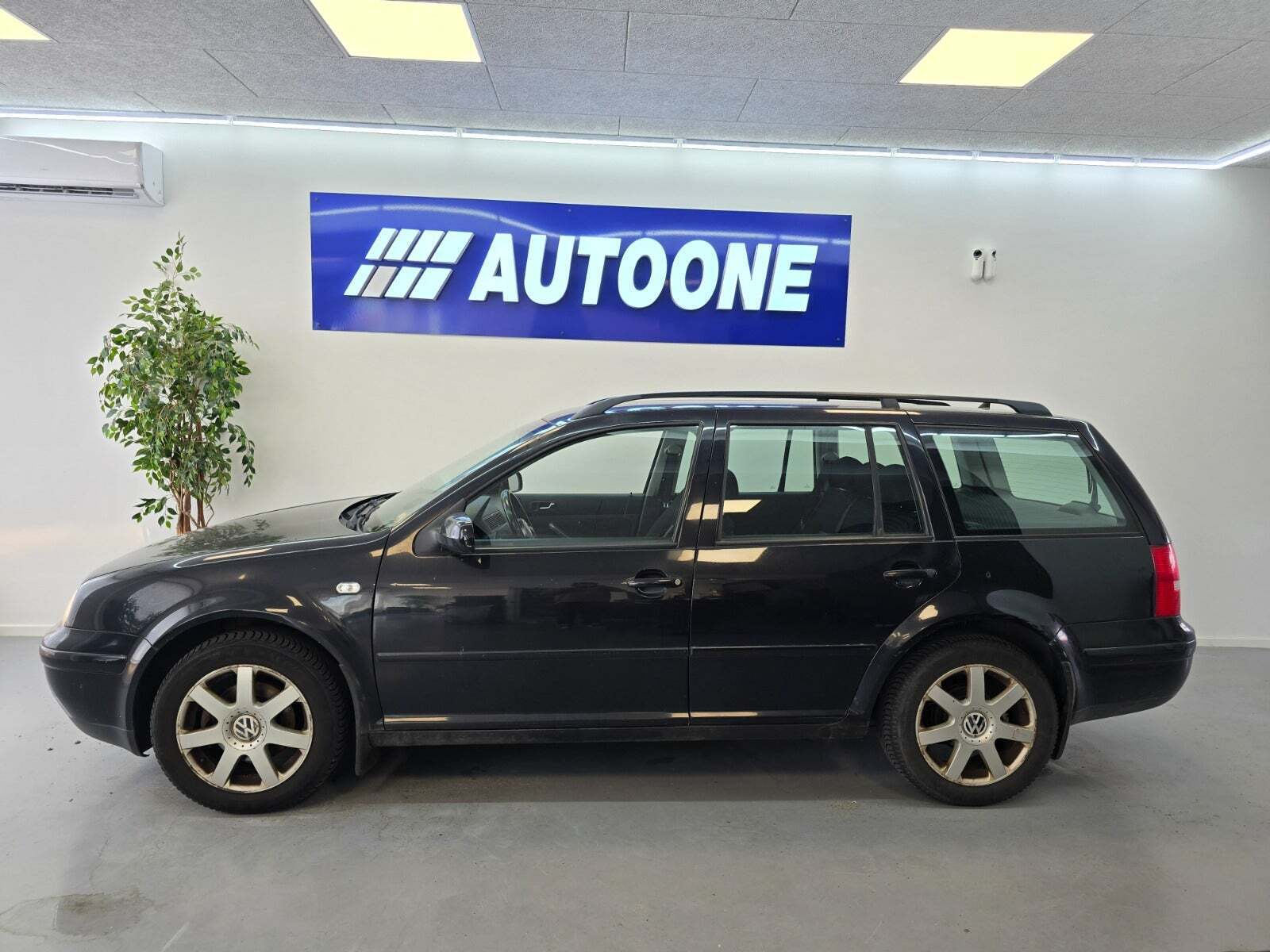Sort VW Golf IV fra 2003 set udefra