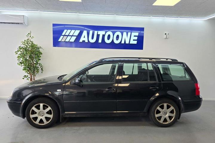 Sort VW Golf IV fra 2003 set udefra