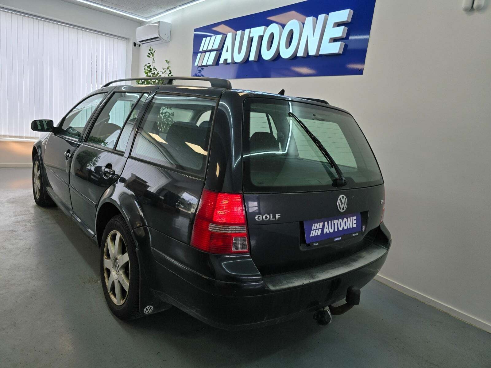 Sort VW Golf IV fra 2003 set udefra